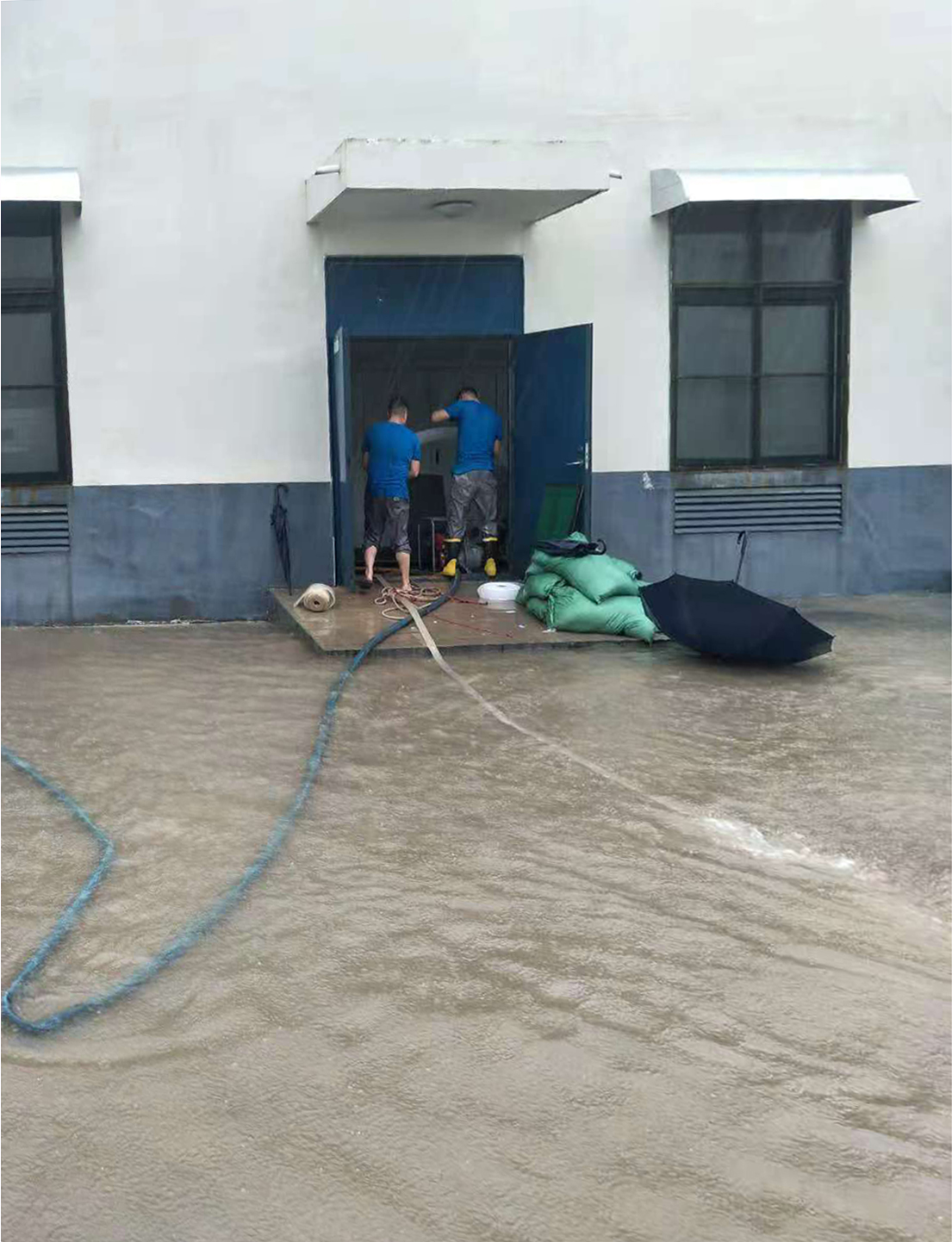 冒雨準(zhǔn)備防汛物資.jpg 冒雨準(zhǔn)備防汛物資.jpg